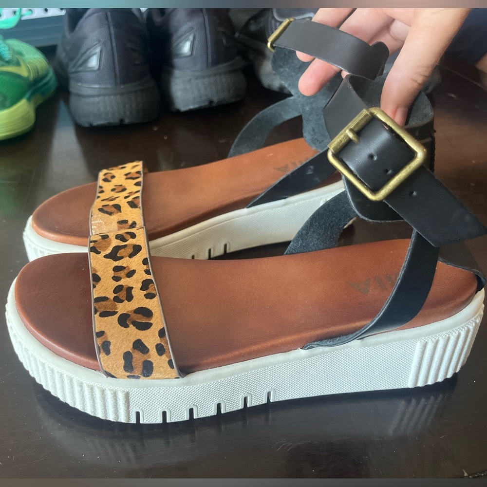 Cute & comfortable MIA leopard sandals.